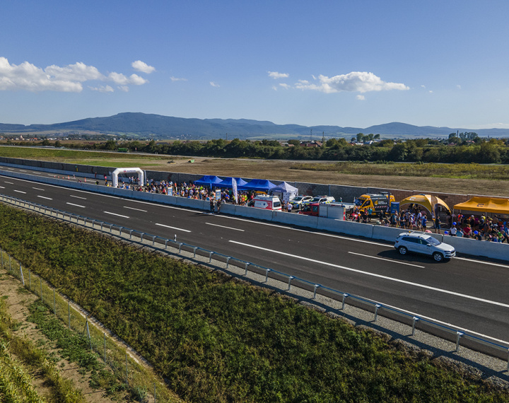 Prvú stopu na novej ceste zanechali bežci